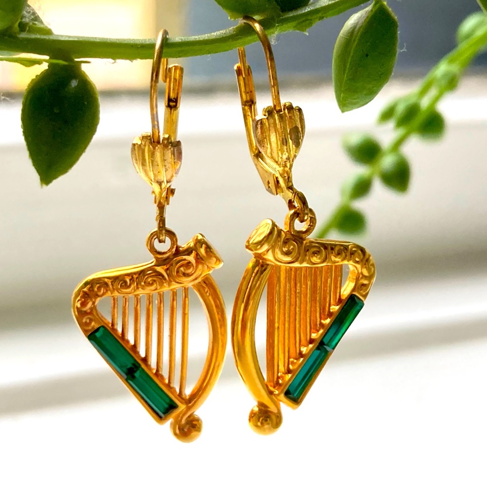 Solvar Irish Gold harp emerald green stones embossed design dangle earrings